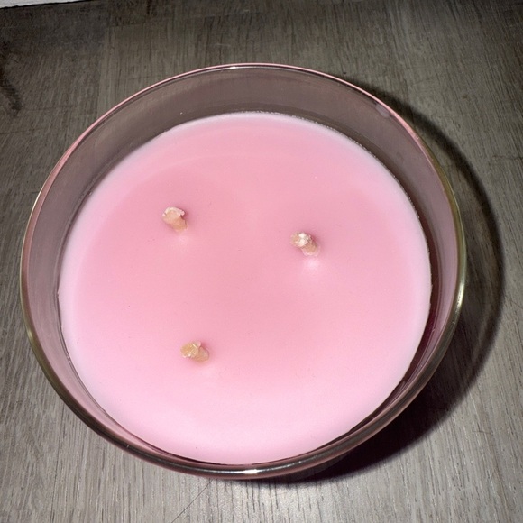 Bath & Body Works Twisted Peppermint Candle - Picture 3 of 4